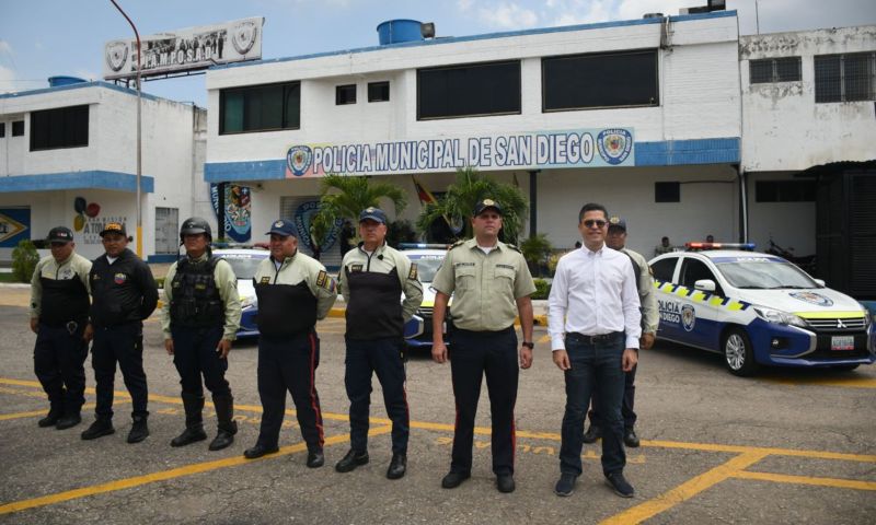 León Jurado entregó primer lote de patrullas a la PoliSanDiego