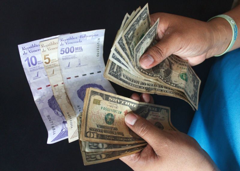 El bolívar perdió 5 % de su valor frente al dólar en julio 2023