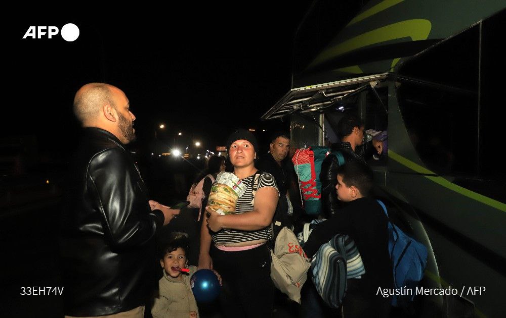 Repatriados 115 venezolanos desde la frontera Chile - Perú