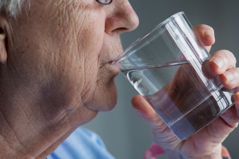 Adultos mayores deben cuidar su hidratación para preservar la salud