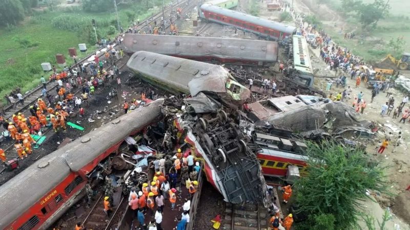 Las fotos que dejó el peor accidente de tren del siglo XXI en India