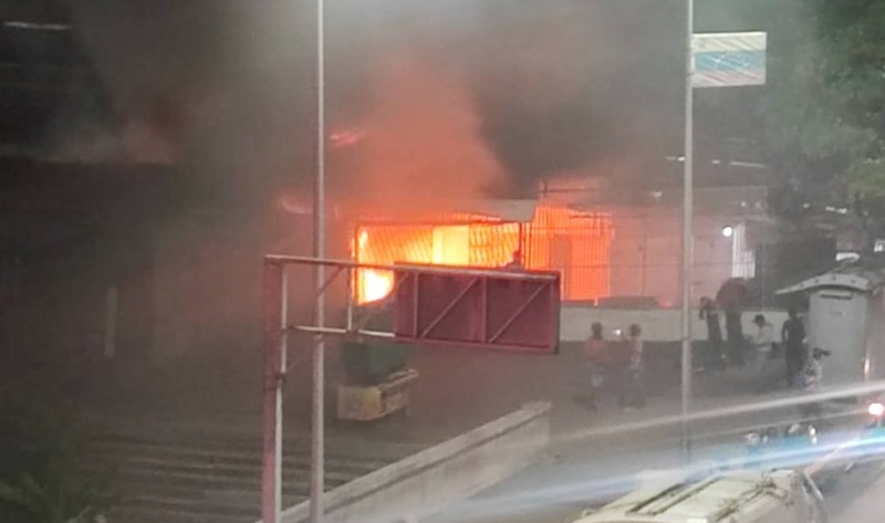 Urgente: Fuerte incendio consume Mercado La Hoyada +VIDEO