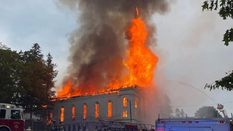 Iglesia se incendió y desplomó tras impacto de un rayo