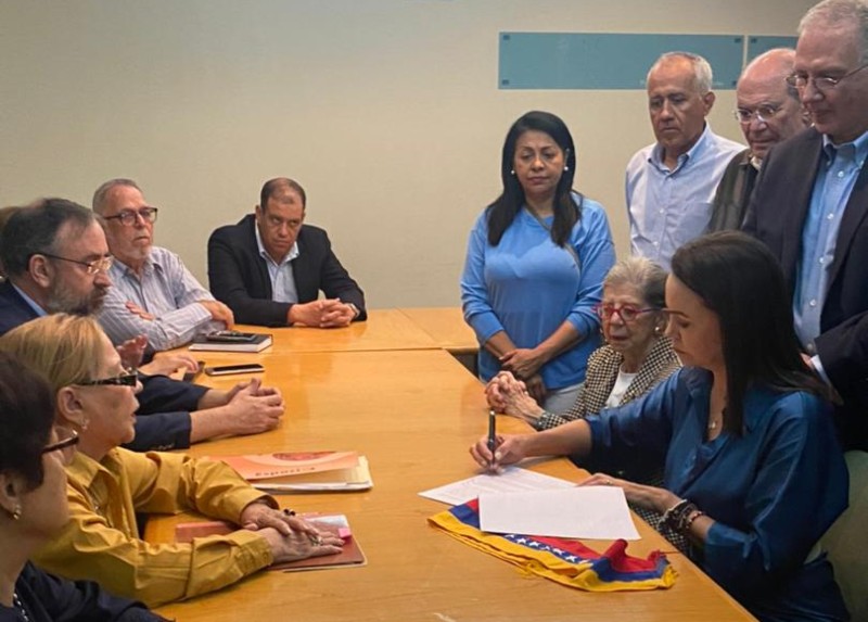 María Corina Machado se inscribió en la Primaria acompañada de miles de seguidores