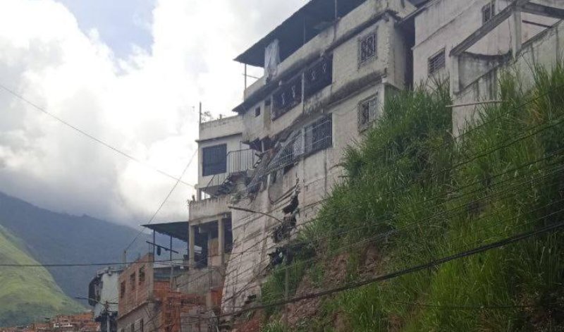 Colapsó vivienda de cuatro pisos en Petare +VIDEO