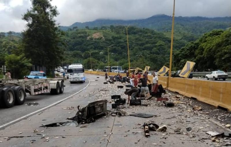 Un fallecido y cuatro heridos en la autopista Valencia - Puerto Cabello