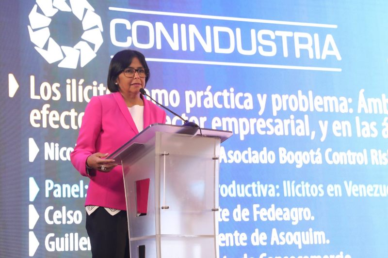 Delcy Rodríguez pide a empresarios no politizar la economía