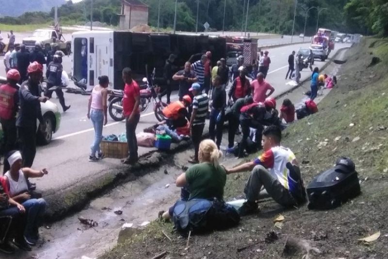 Volcamiento de autobús en Tazón dejó varios lesionados