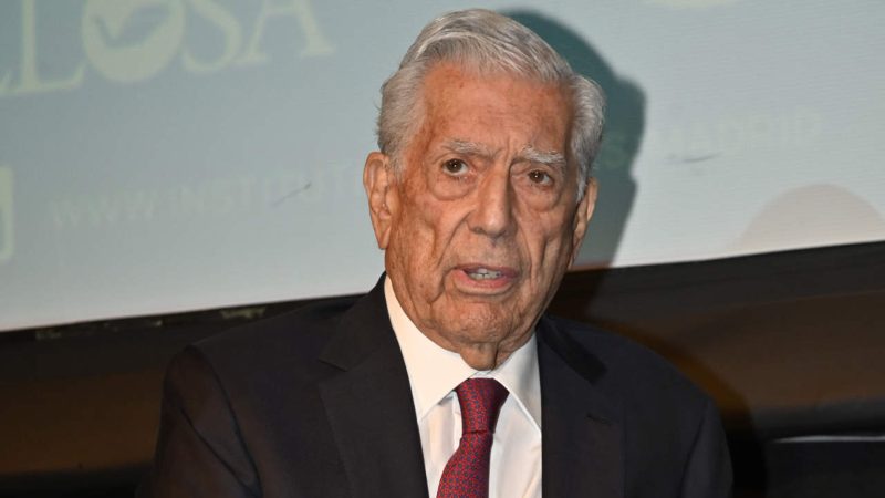 Vargas Llosa hospitalizado en Madrid por COVID-19