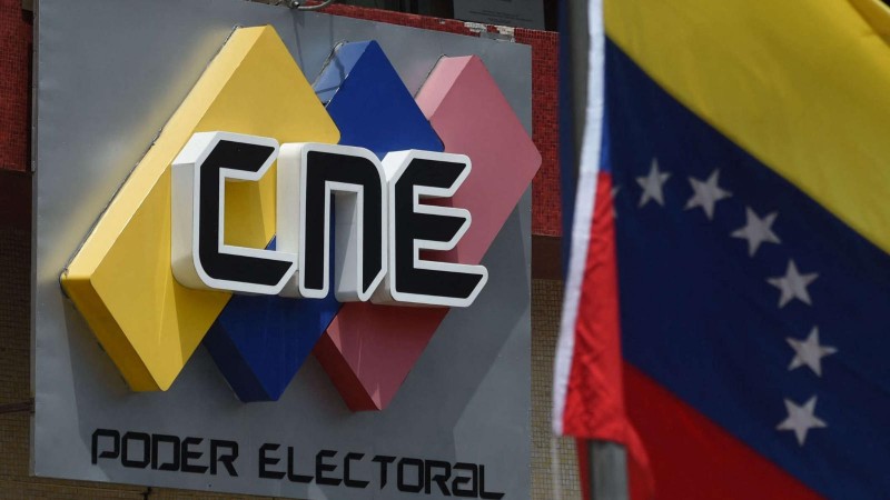 Militares, chavistas confesos y diputados entre postulados al CNE