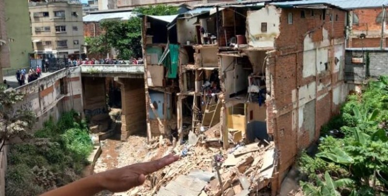 Colapsó edificio en pleno centro de Caracas +VIDEO