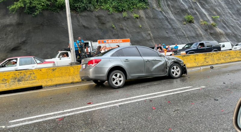 Al menos tres fallecidos tras colisión múltiple vía Guarenas +FOTOS