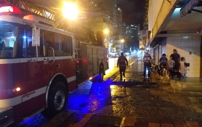 Una mujer herida tras incendio en edificio de La Candelaria