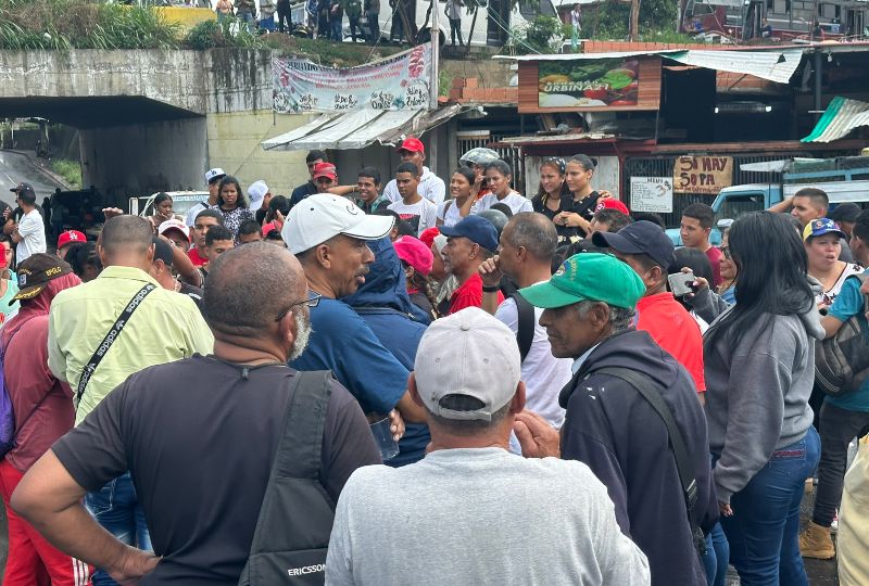 Militantes del PSUV intentaron agredir a María Corina Machado en Petare +VIDEO