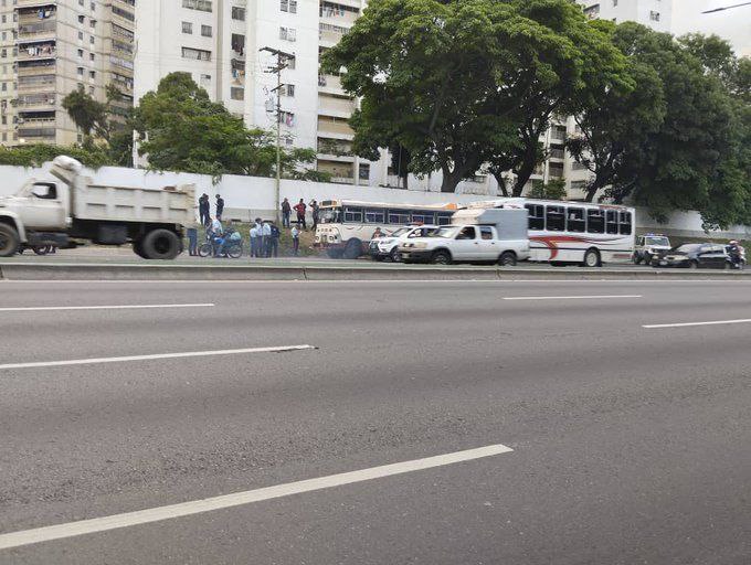Un muerto dejó intento de robo en autobús en Caracas