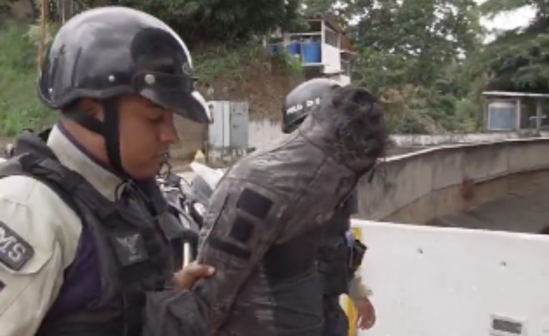 Enfrentamiento armado en Caracas dejó un detenido y varios fugados +VIDEO