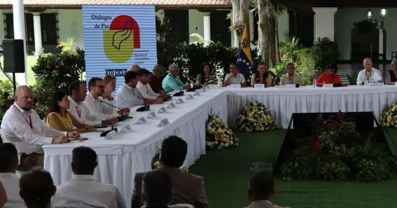 Gobierno colombiano y ELN reanudaron diálogo en Caracas