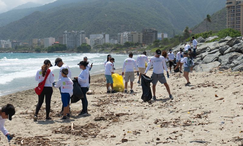 Coca-Cola FEMSA de Venezuela encabezó jornada de limpieza de playas