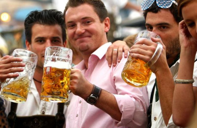 Hombres sienten atracción entre ellos mismos al ingerir mucho alcohol, según estudio