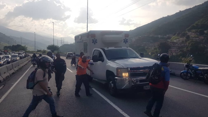 Al menos 20 lesionados dejó volcamiento de bus en la Caracas - La Guaira