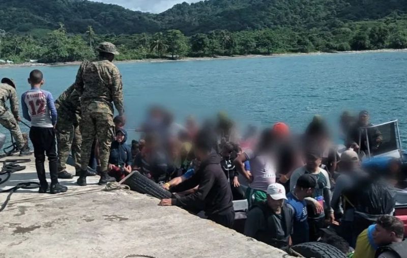 Policía de Panamá interceptó una lancha con 150 migrantes, varios son venezolanos