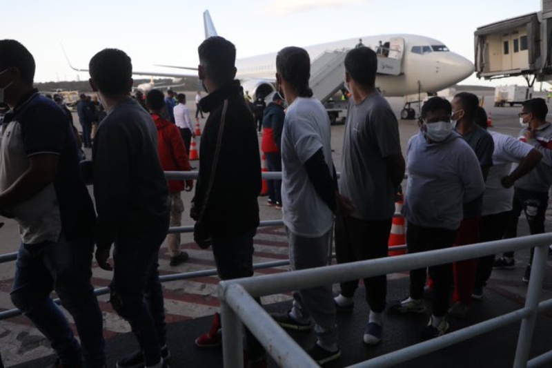 Tres detenidos de los deportados por EEUU fueron detenidos en Maiquetía
