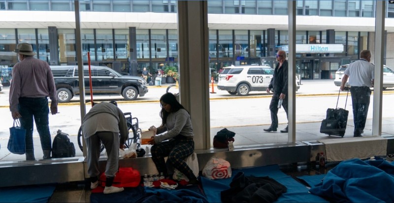 Decenas de indocumentados viven en aeropuertos de Chicago