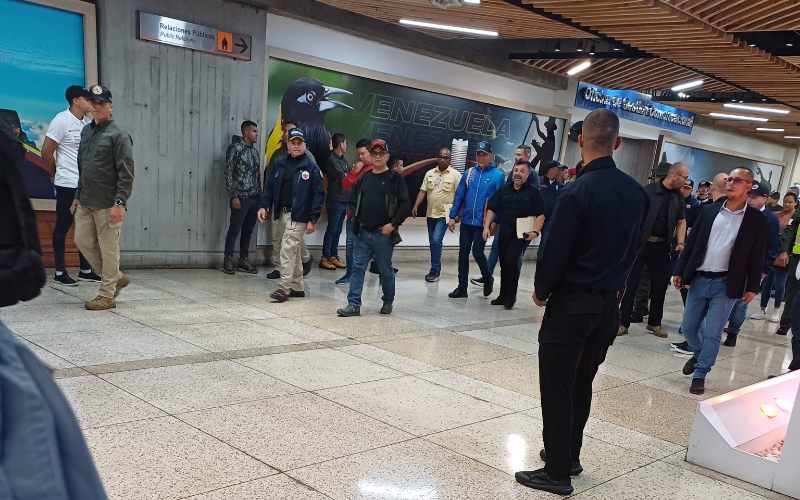 CICPC recibe en Maiquetía a primeros deportados por EEUU