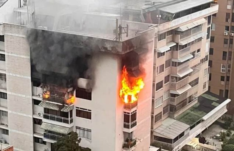 Dos muertos dejó incendio en apartamento de Chacao +VIDEO