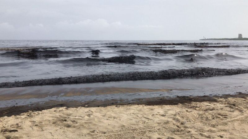 Devastador derrame petrolero afecta playas de Puerto Cabello +VIDEO