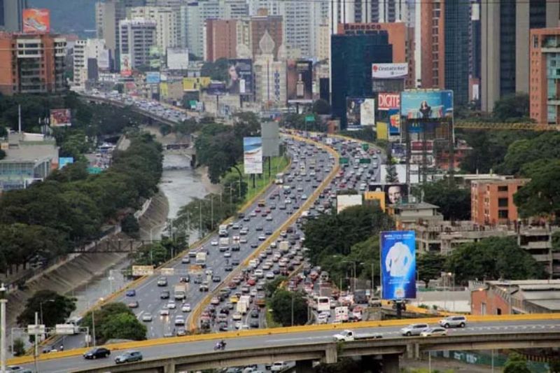 Arden las redes por video de "motopiruetas" en autopista de Caracas