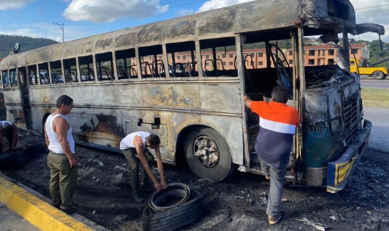 Dos muertos y 10 heridos al incendiarse bus en Charallave