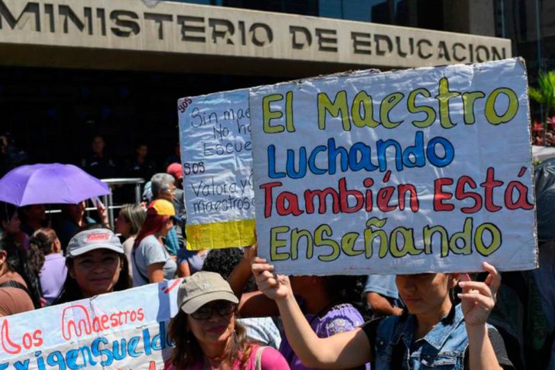 "Maestros con doctorado ganan $1 mensual adicional" +VIDEO