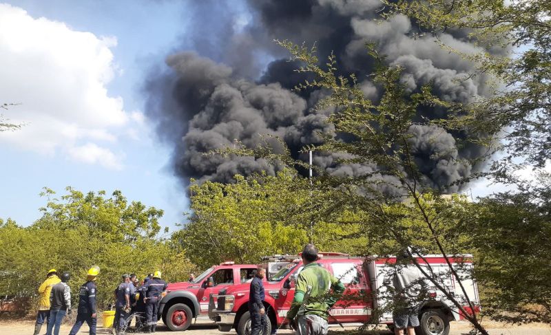 Incendio afecta tanque de PDVSA de Los Puertos de Altagracia