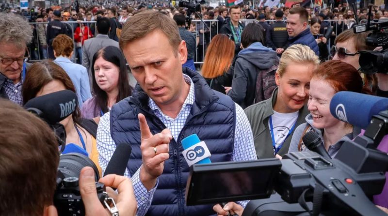 Quién era Alexei Navalny: el opositor de Putin, que fue envenenado, encarcelado y murió en prisión