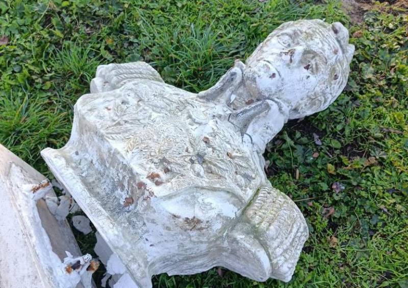 Denuncian profanación de estatua de Simón Bolívar en Italia