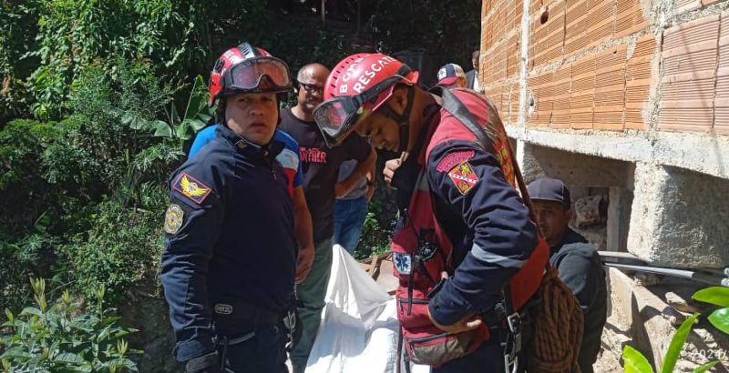 Murió al caer de una pasarela en Caracas