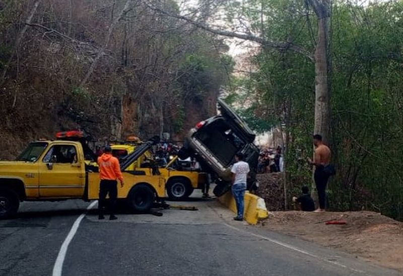 Camioneta estuvo a punto de caer al vacío vía Ocumare