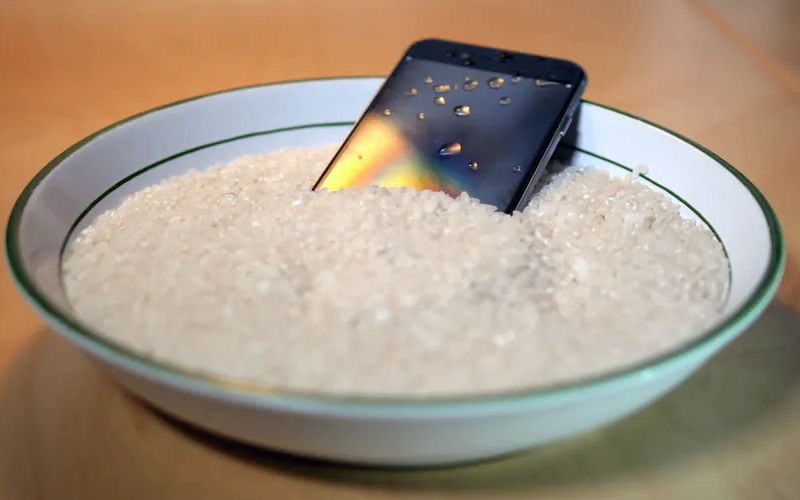 La razón por la que no debes secar tu iPhone con arroz