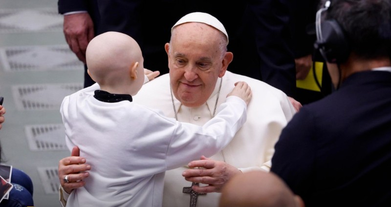 Papa Francisco suspende otra vez su discurso por un resfriado
