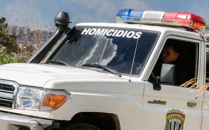 Joven mujer fue asesinada a puñaladas en plena calle en Caracas