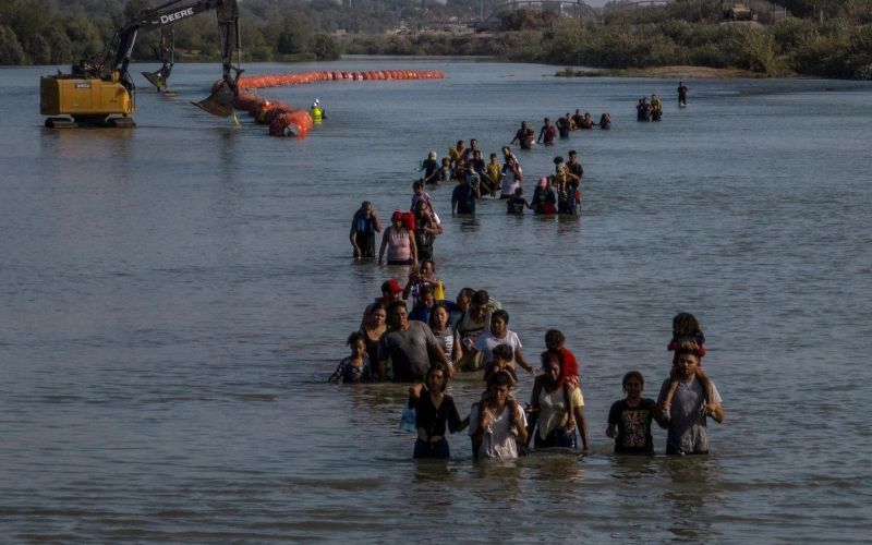 Bloquean ley de Texas que permitiría arrestar a migrantes