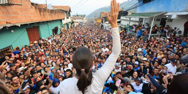 Encuestadoras: votantes esperan por decisión de María Corina