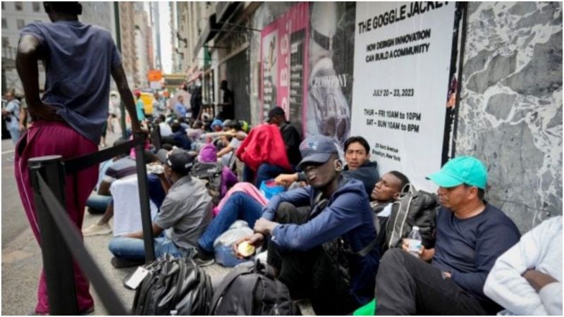 Nueva York desaloja a migrantes que tienen meses en albergues