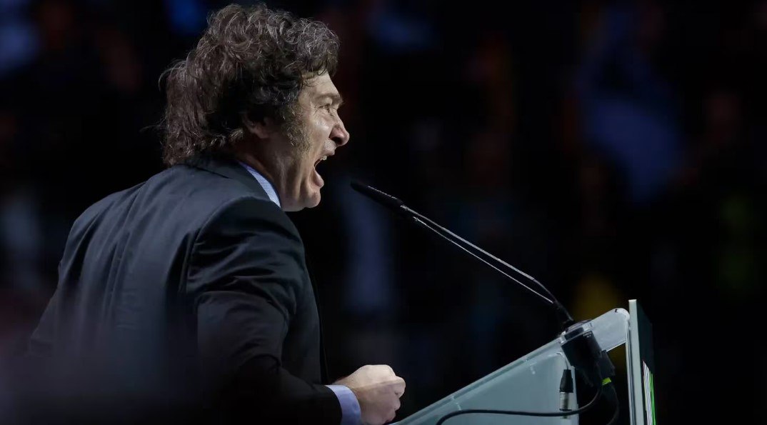 Milei llama corrupta a la mujer de Pedro Sánchez