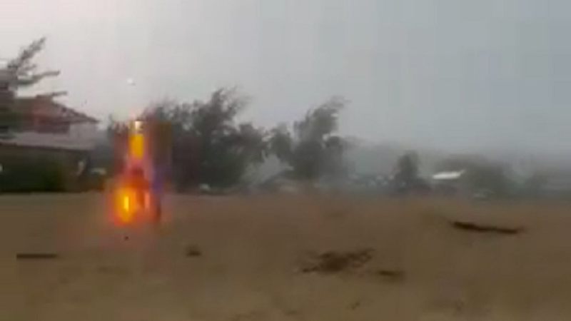 Tres menores resultaron heridos luego de que un rayo impactó contra ellos este lunes 27 de mayo 2024. El evento natural ocurrió mientras jugaban en la arena de la playa Montones, en Isabela, Puerto Rico. 