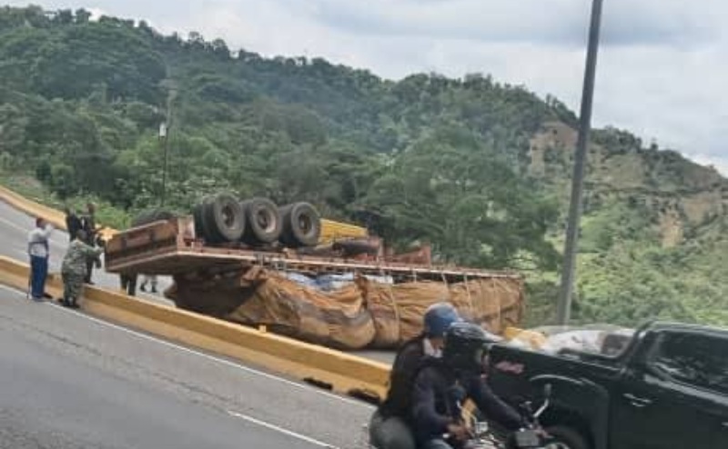 Cerrado el paso a Caracas por accidente en la ARC +VIDEO