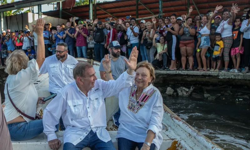 A Edmundo González también le tocó subirse a una lancha