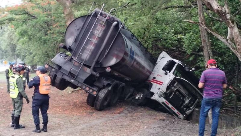 Gandola de gasolina se encunetó en la autopista GMA