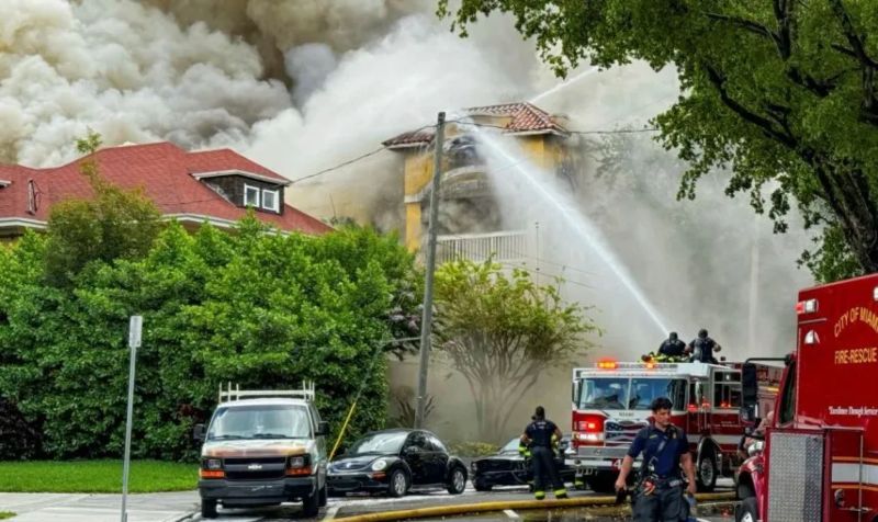 Incendio destruyó edificio de apartamentos en Miami